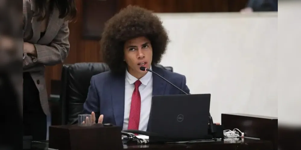 Parlamentar durante discurso na Alep