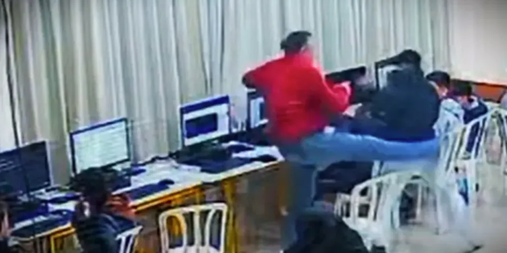 Segundo defesa, o professor está sofrendo insultos e ameaças desde o episódio