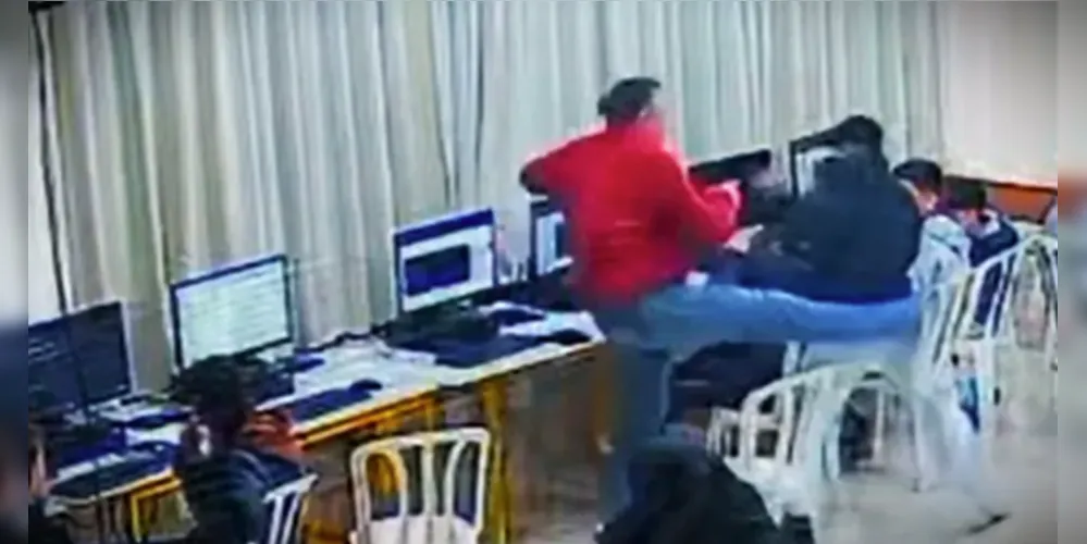 Segundo defesa, o professor está sofrendo insultos e ameaças desde o episódio