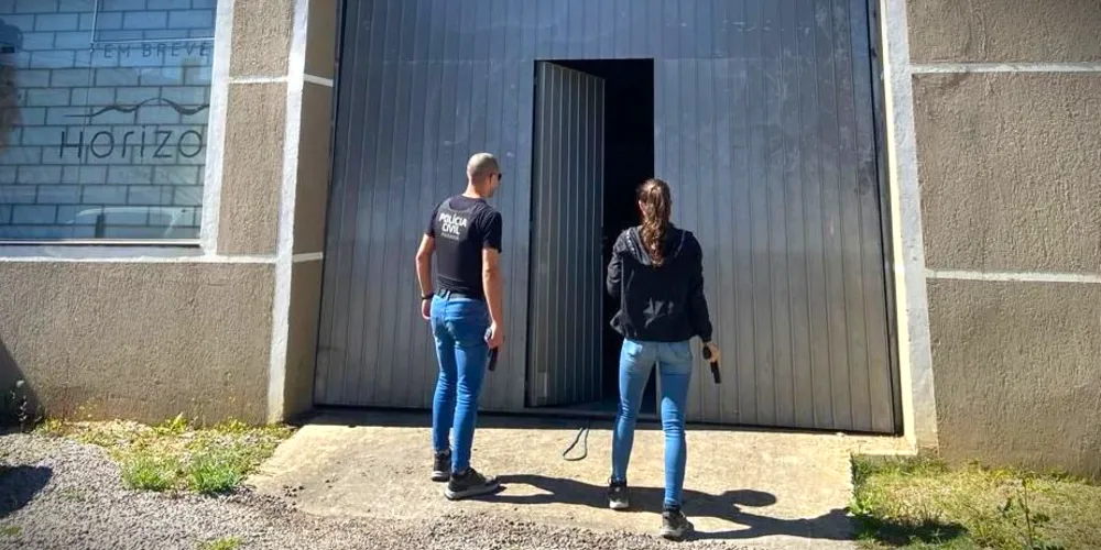 Policiais realizaram a prisão de quatro suspeitos, com idades entre 23 e 26 anos