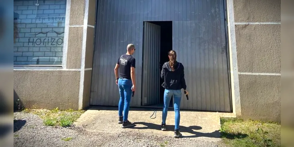 Policiais realizaram a prisão de quatro suspeitos, com idades entre 23 e 26 anos