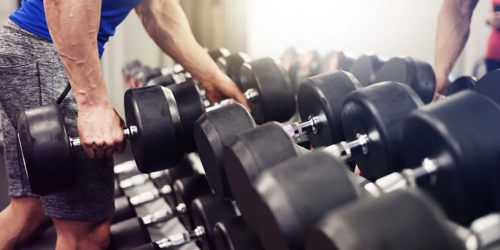 Além de colaborar com a queima de gordura e o fortalecimento muscular, a prática de exercícios físicos ajuda a manter o sistema imunológico em bom funcionamento