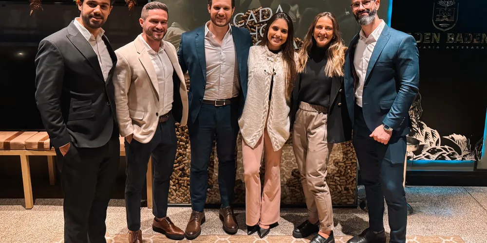 No registro do evento Guilherme Rodrigues - Assessor Albacoa Capital, ⁠Bruno Dutra - Assessor Banker - Albacoa Capital, ⁠José Pieta - CEO Albacoa Capital, ⁠Yhanka Borges - Diretora Albacoa Capital, ⁠Rachel de Sá - Estrategista chefe XP investimento e ⁠Luciano Minella - Head Ponta Grossa e Assessor Banker Albacoa Capital, posam para foto.