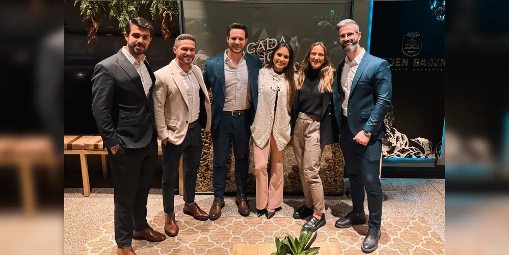 No registro do evento Guilherme Rodrigues - Assessor Albacoa Capital, ⁠Bruno Dutra - Assessor Banker - Albacoa Capital, ⁠José Pieta - CEO Albacoa Capital, ⁠Yhanka Borges - Diretora Albacoa Capital, ⁠Rachel de Sá - Estrategista chefe XP investimento e ⁠Luciano Minella - Head Ponta Grossa e Assessor Banker Albacoa Capital, posam para foto.