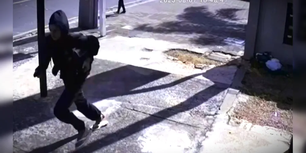 Suspeito foge e é perseguido pelo policial aposentado