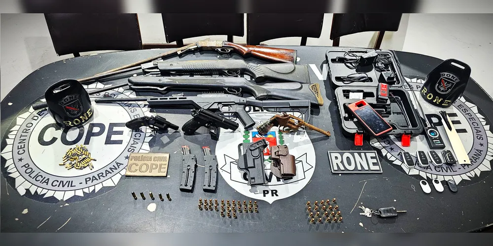 Várias armas foram apreendidas em uma chácara