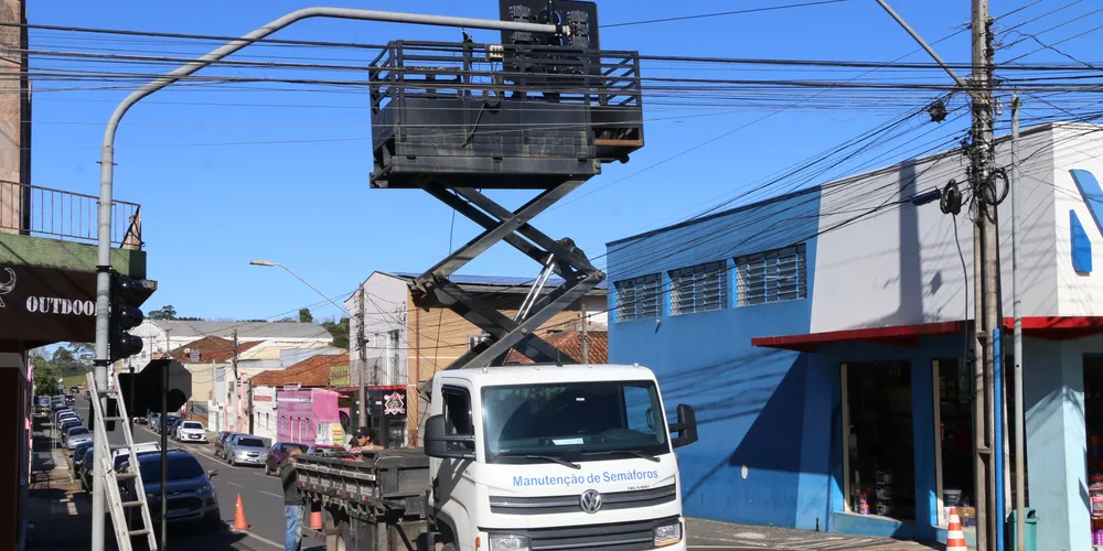 O semáforo terá operação de oito em oito fases para contemplar seis sentidos de movimentação de veículos