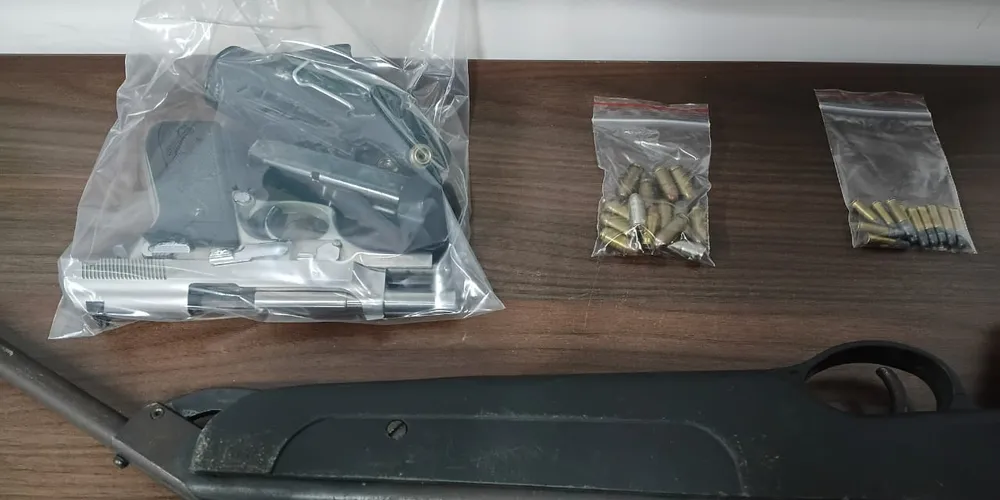 Foram apreendidas pistolas, carabina e munição