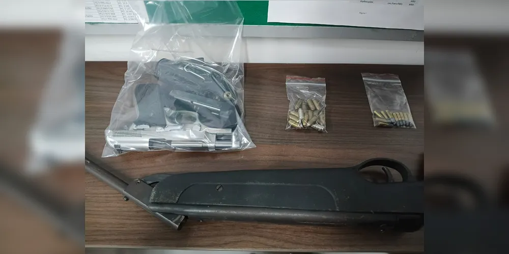 Foram apreendidas pistolas, carabina e munição