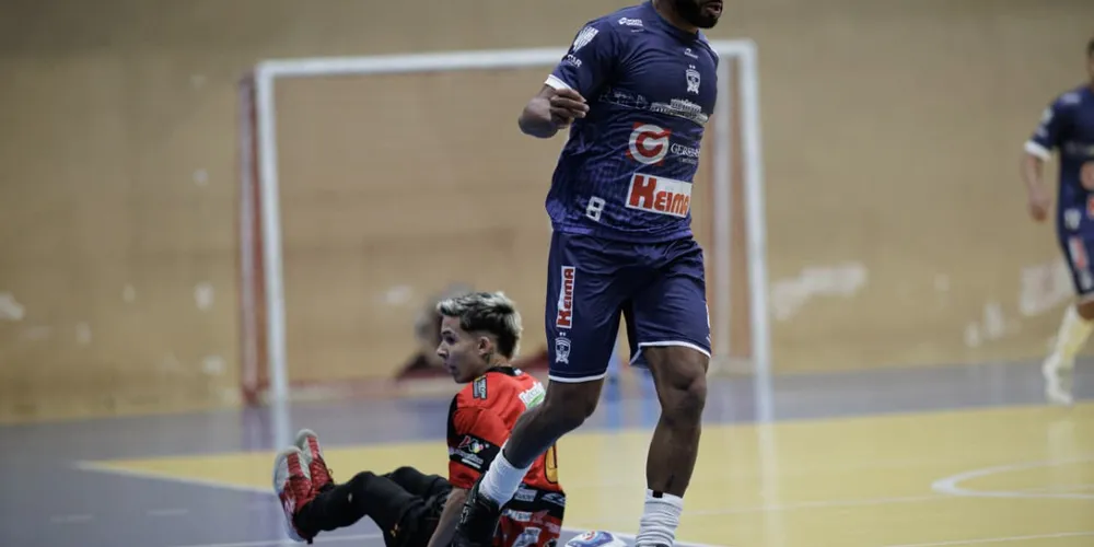 Serginho Paulista em ação com as cores do ACGF/Ponta Grossa