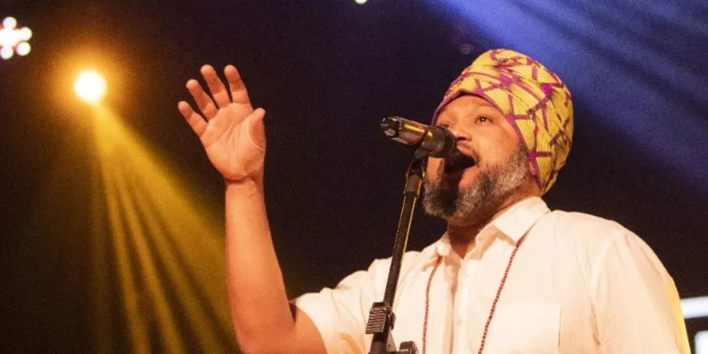 A apresentação mescla música instrumental, canção, poesia e performance para refletir sobre a força da diáspora negra na América Latina e promete uma experiência sensorial única