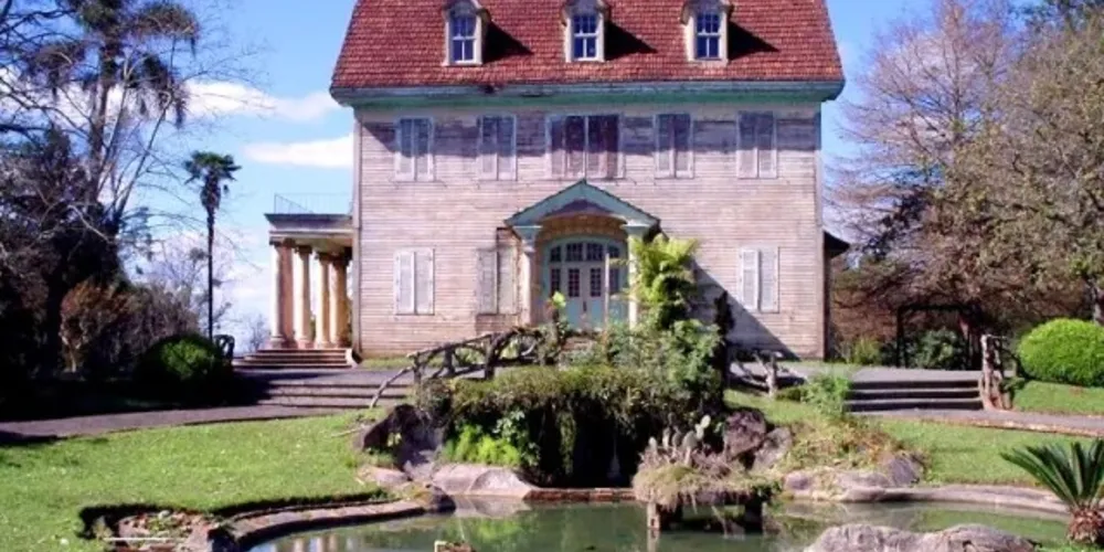 A casa possui cerca de 400 metros quadrados e 40 cômodos