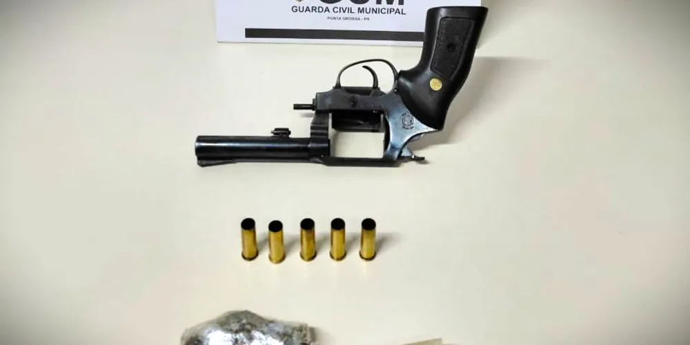 Revólver foi apreendido pelas autoridades
