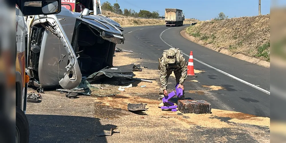 Tombamento aconteceu na BR-376, veículo estava carregado de drogas.