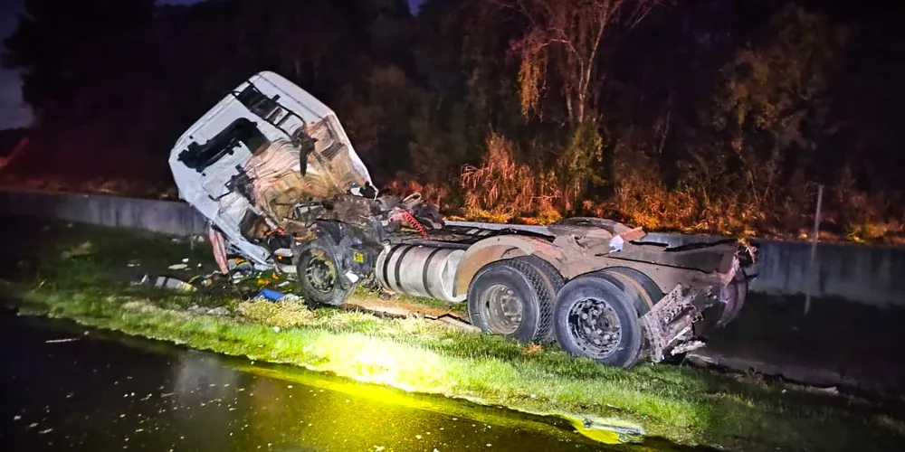 Caminhão ficou bastante danificado após o tombamento