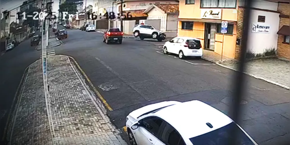 Fiat Strada e Hyundai Creta colidiram no cruzamento das ruas Benjamin Constant e Coronel Theodoro Rosas