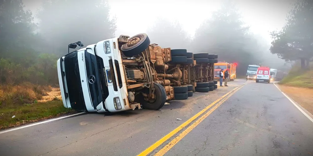 Veículo ficou sobre a via, interditando uma faixa