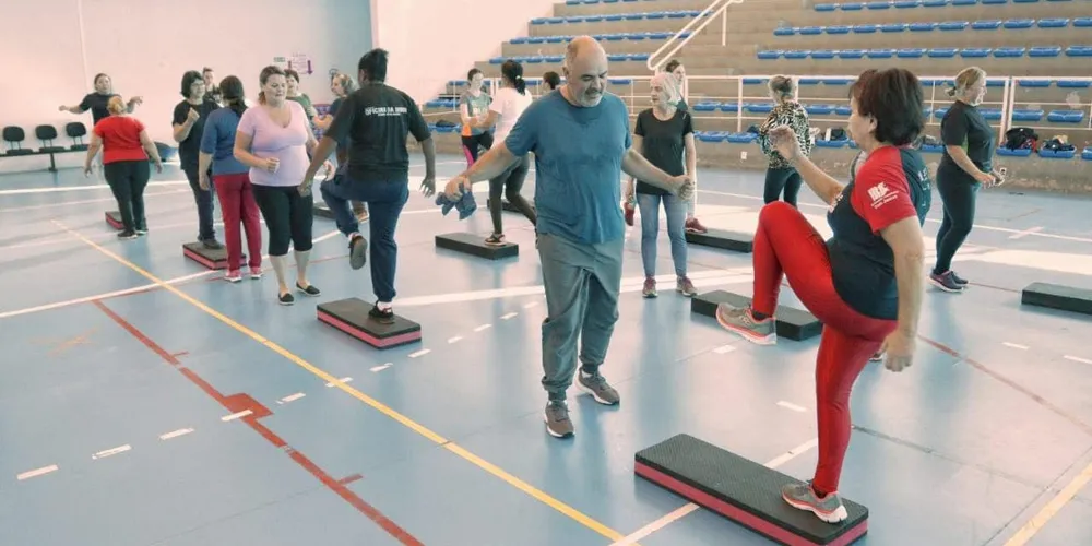 Comunidade se exercitando na Arena Multiuso