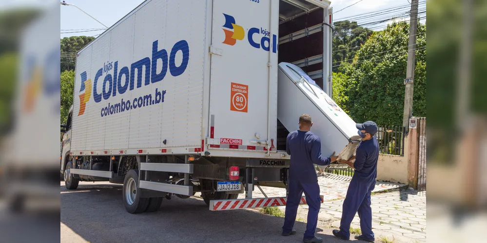 Geladeira sendo trocada em projeto "Trocou, Economizou" da Copel.