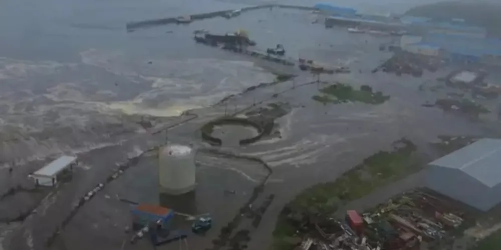 Captura de vídeo mostra consequências de um tsunami na costa de Severo-Kurilsk, Rússia