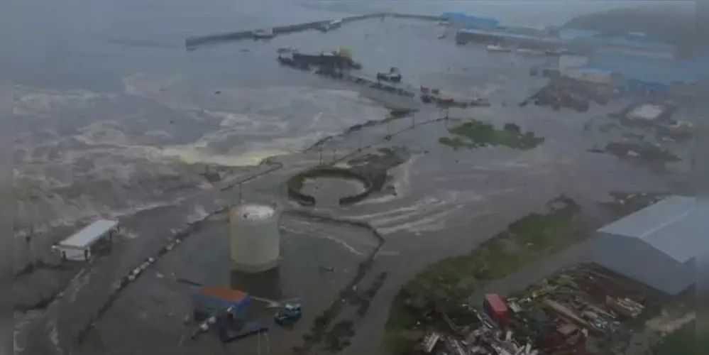 Captura de vídeo mostra consequências de um tsunami na costa de Severo-Kurilsk, Rússia