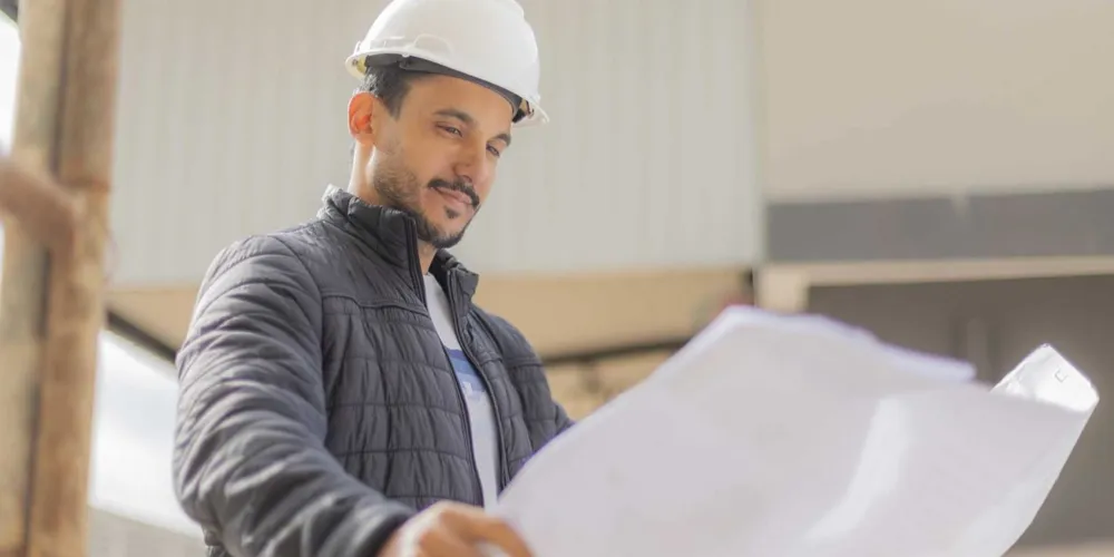 Engenheiro analisando os projetos durante a especialização