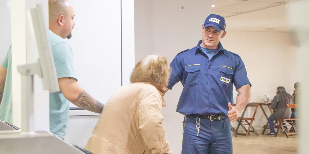 Paciente idosa sendo atendia em um dos Hospitais Universitários da Universidade Estadual de Ponta Grossa (HU-UEPG)