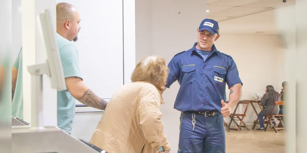Paciente idosa sendo atendia em um dos Hospitais Universitários da Universidade Estadual de Ponta Grossa (HU-UEPG)