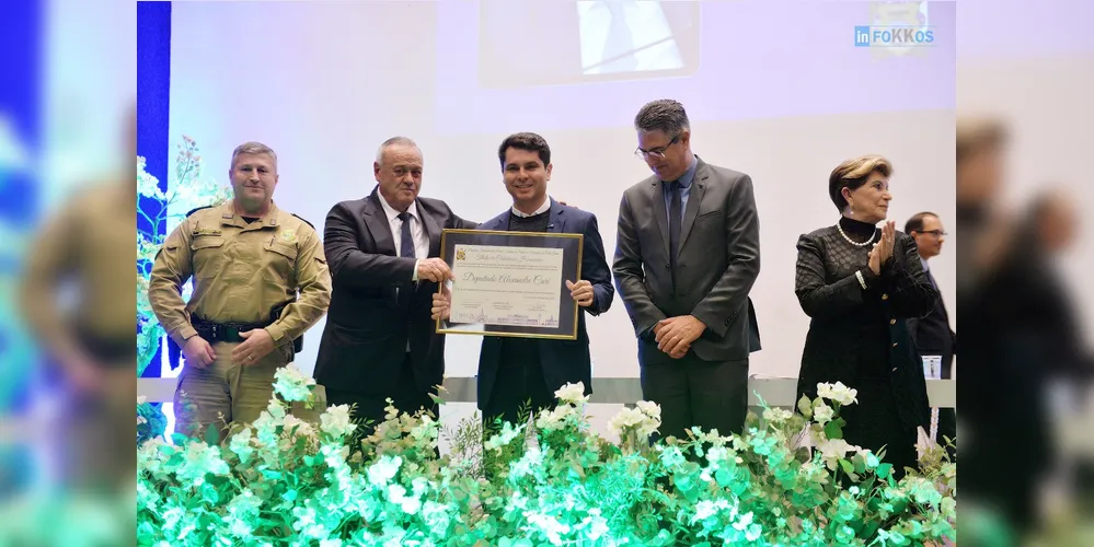 Alexandre Curi (PSD) recebe o título de 'cidadão honorário de Ponta Grossa acompanhado da Prefeita Elizabeth Schmidt (União), vereador Paulo Balansin (União), vereador Júlio Küller (MDB) e Tenente-Coronel Luciano Ferreira