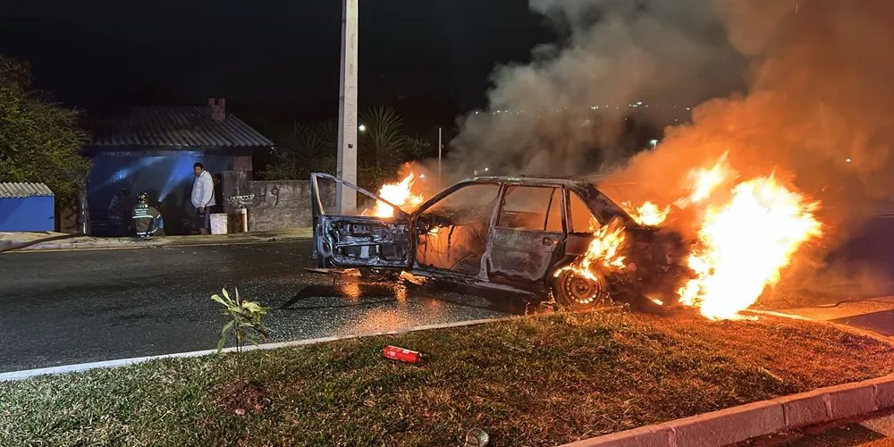 Carro foi tomado pelo fogo
