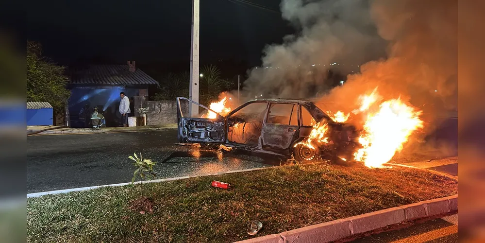 Carro foi tomado pelo fogo