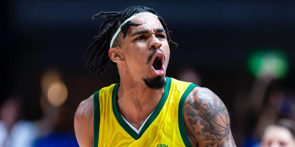 Jogador de basquete brasileiro comemora a vitória