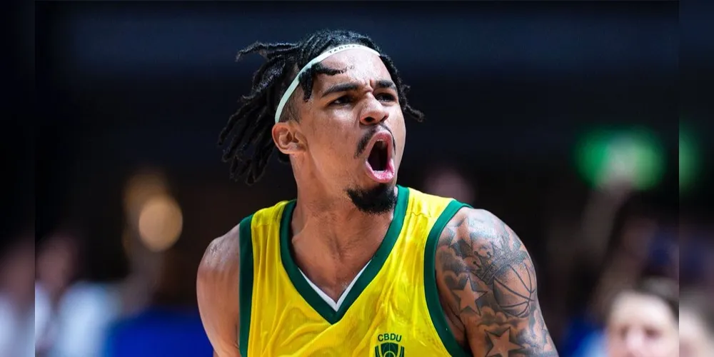 Jogador de basquete brasileiro comemora a vitória