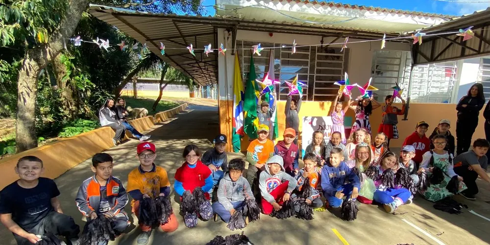 Os educandos realizaram apresentações e confeccionaram cataventos, símbolo da campanha