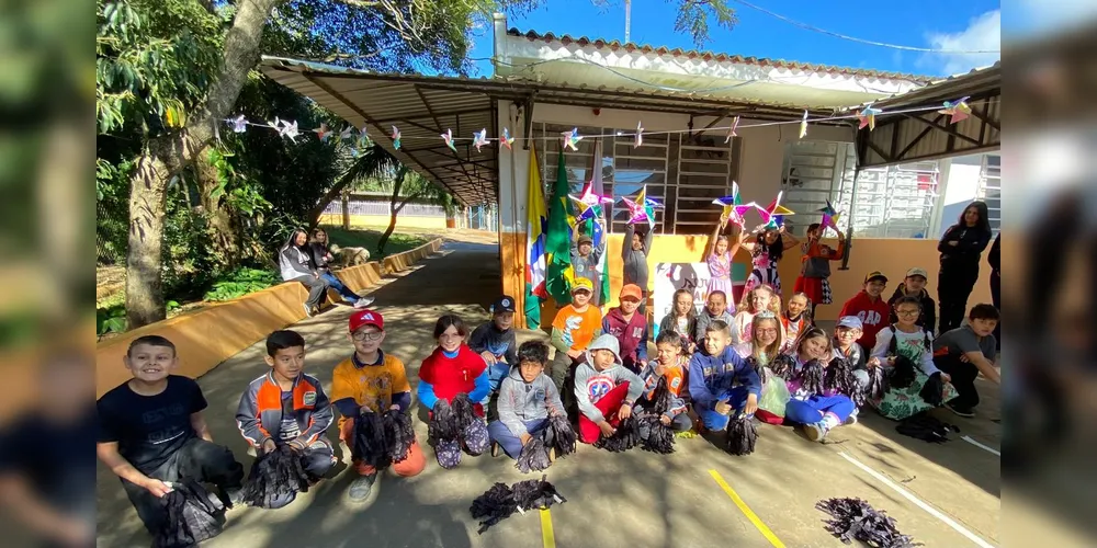Os educandos realizaram apresentações e confeccionaram cataventos, símbolo da campanha