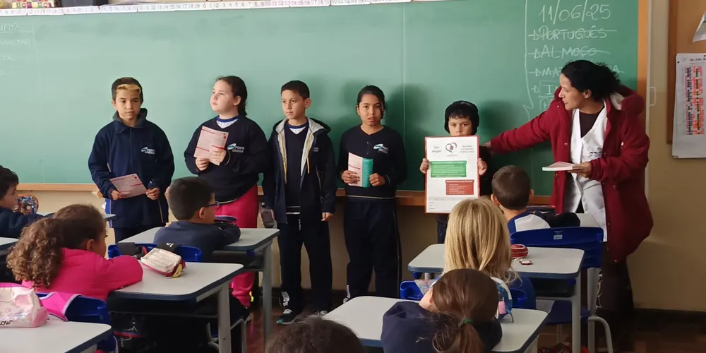 A partir dos estudos realizados em sala, a turma realizou apresentações nas demais turmas da escola e distribuiu folders informativos aos familiares dos educandos