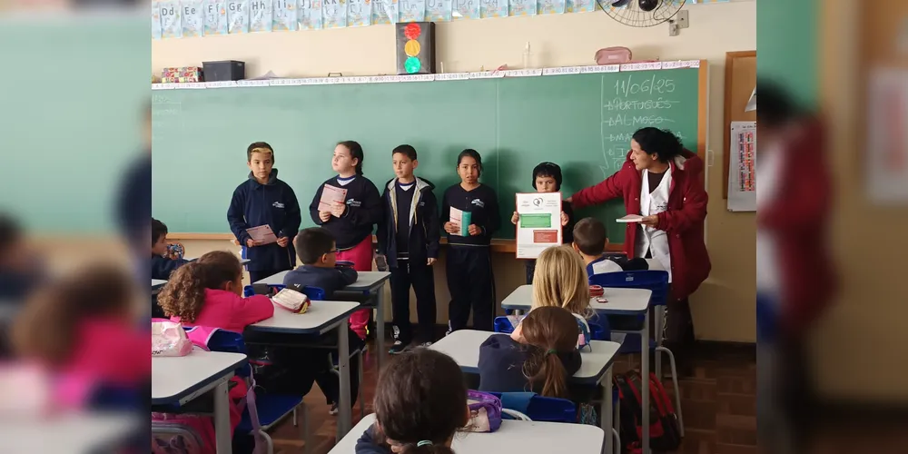 A partir dos estudos realizados em sala, a turma realizou apresentações nas demais turmas da escola e distribuiu folders informativos aos familiares dos educandos