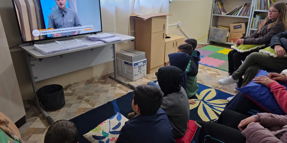 Inicialmente, a turma utilizou as videoaulas do Vamos Ler como ponto de partida para as pesquisas e trabalhos