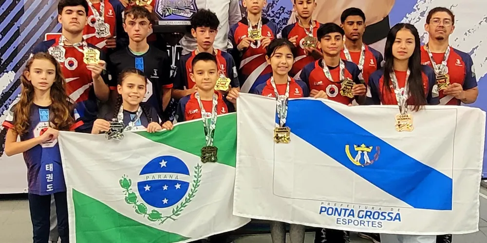 Valdemar Júnior com seus alunos medalhistas no Taekwondo na Copa Regional