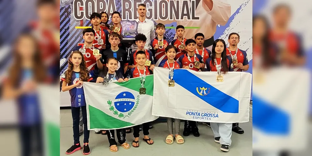 Valdemar Júnior com seus alunos medalhistas no Taekwondo na Copa Regional
