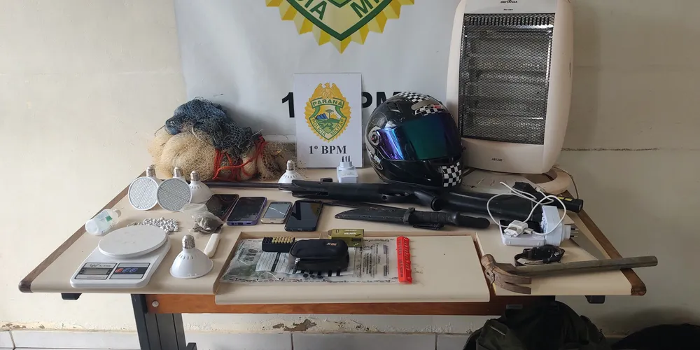 Ainda, foram apreendidas armas, munições e certa quantidade de drogas