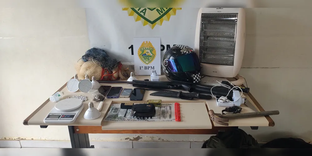 Ainda, foram apreendidas armas, munições e certa quantidade de drogas
