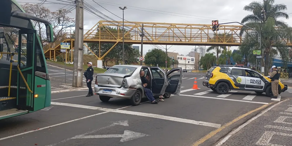 Colisão aconteceu na tarde desta sexta-feira (27) e deixou parte da via interditada