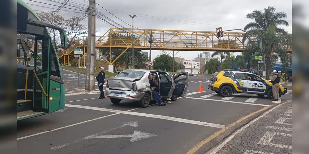 Colisão aconteceu na tarde desta sexta-feira (27) e deixou parte da via interditada