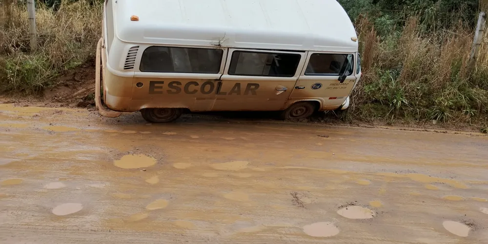 O automóvel realizava a linha sentido Colônia Moema, quando acabou saindo da estrada e colidiu contra um barranco