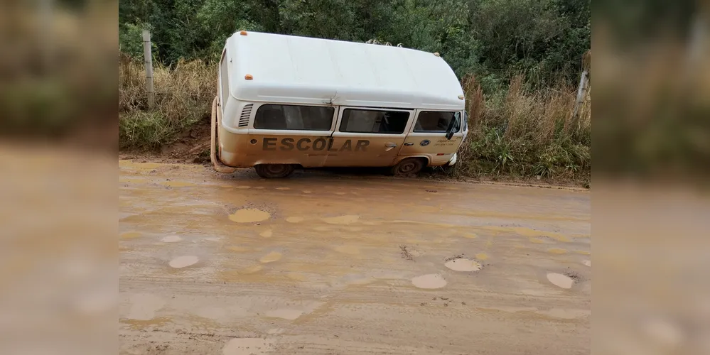 O automóvel realizava a linha sentido Colônia Moema, quando acabou saindo da estrada e colidiu contra um barranco