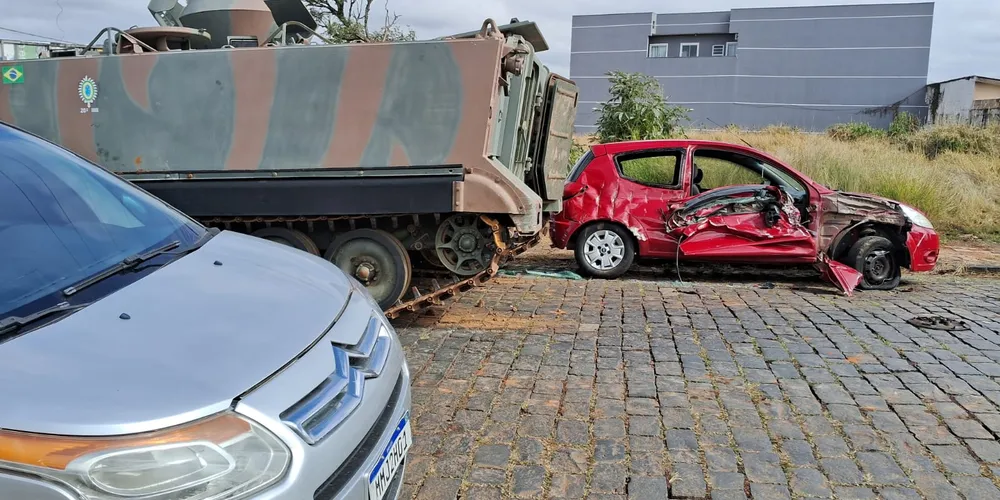 Uma das viaturas blindadas do comboio colidiu na lateral e causou danos a dois veículos