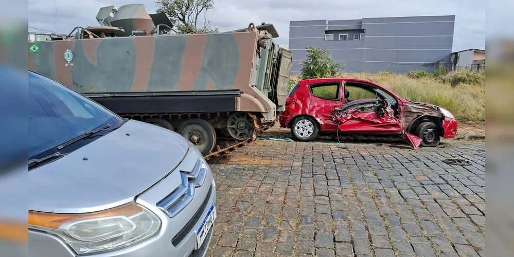 Uma das viaturas blindadas do comboio colidiu na lateral e causou danos a dois veículos