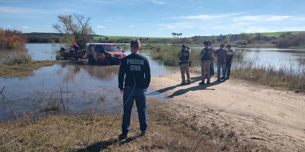 A vítima seria careca, possui bigode, cavanhaque, vestia uma blusa listrada e uma calça preta