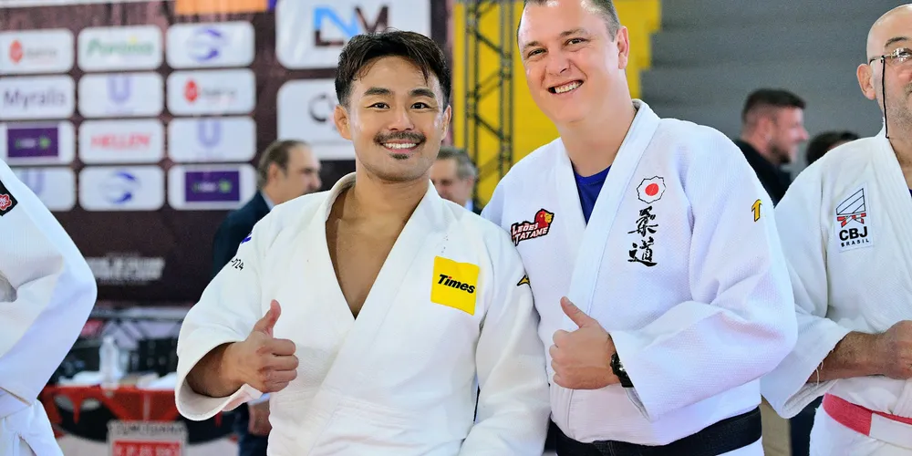 Medalhista olímpico Soichi Hashimoto e o sensei do projeto Leões do Tatame Carlos Silva